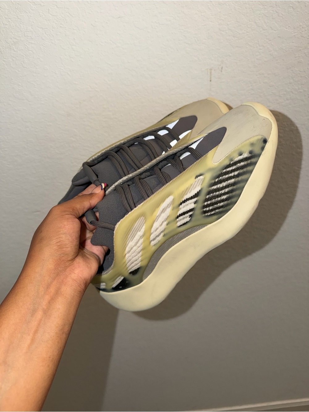 Adidas Yeezy 700 V3 Fade Carbon - Size 8
